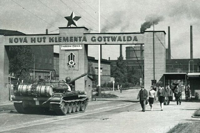 Sovětský tank před hlavní bránou Nové huti  (21. 8. 1968) | foto:  Akreditovaný archiv ArcelorMittal Ostrava a.s.