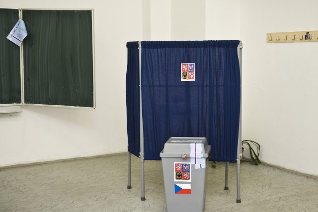 Začalo druhé kolo voleb do Senátu | foto: Filip Jandourek