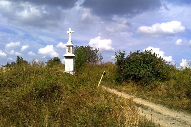 Kříž u silnice ze Svatoňovic do Budišova nad Budišovkou.jpg | foto: Jaroslav Olšina