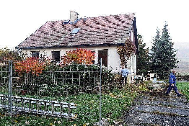 Demoliční firma začíná likvidovat první dům v Nových Heřminovech | foto: Filip Jandourek