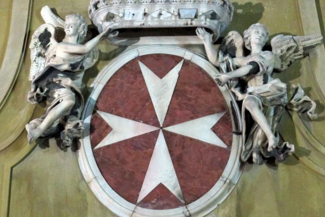 Erb řádu Maltézských rytířů na fasádě kostela San Giovannino dei Cavalieri ve Florencii | foto: GNU General Public License,  verze 1.2,   Sailko