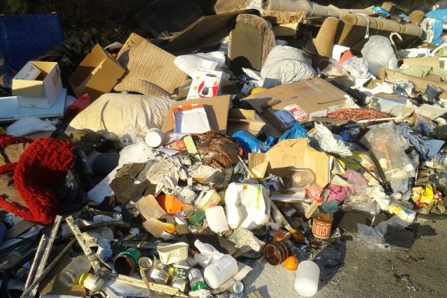 Než stihne odpadová firma hromady odvézt,  přehrabou je bezdomovci a sběrači kovů | foto: Gabriela Hauptvogelová,  Český rozhlas