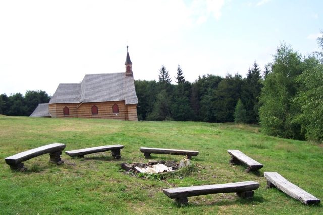 Prašivá je poutním místem - Dřevěný kostelík sv. Antonína tu stojí už od roku 1640 | foto: Pavel Mareček
