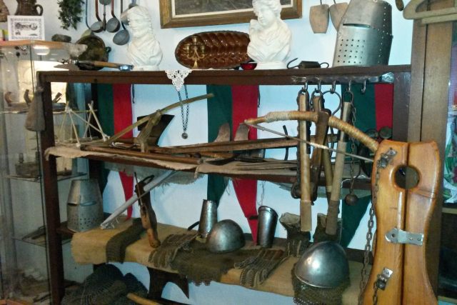 Repliky historických zbraní ve Vesnickém muzeu ve Starém Jičíně | foto: Romana Kubicová,  Český rozhlas