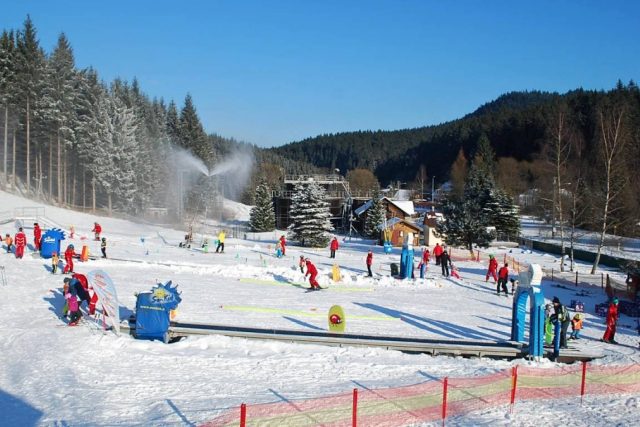Celkový pohled na ski park | foto:  Dětský ski areál na Bílé