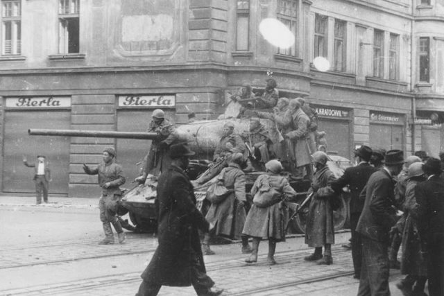 Československý tank s doprovodem sovětské pěchoty na Nádražní ulici v Moravské Ostravě | foto:  Archiv města Ostravy
