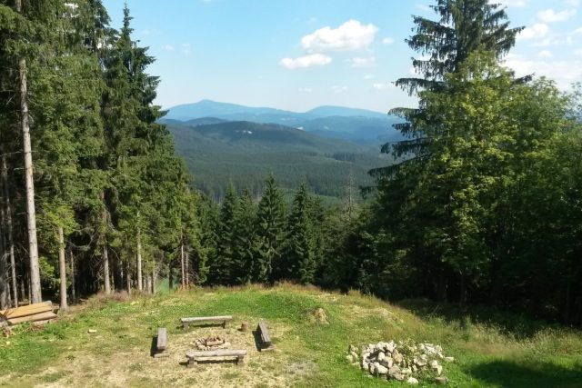 Vrch Beskyd nabízí pohled i na nejvyšší horu Beskyd - Lysou horu | foto: Romana Kubicová,  Český rozhlas