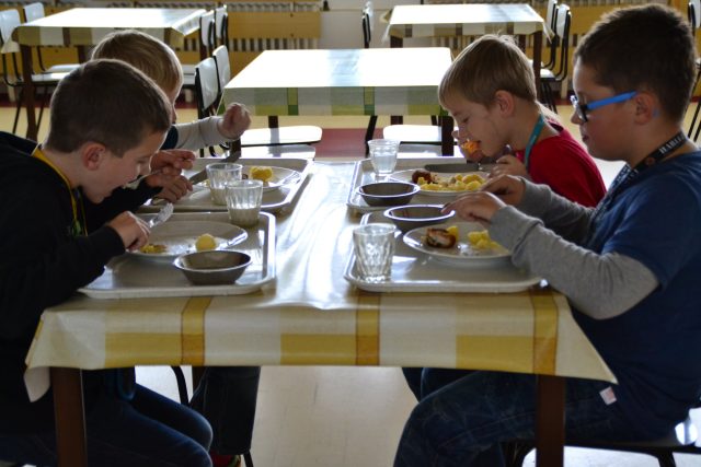 Zajištění školního stravování je věc,  která je prý v řadě zemí běžná | foto: Dáša Kubíková,  Český rozhlas