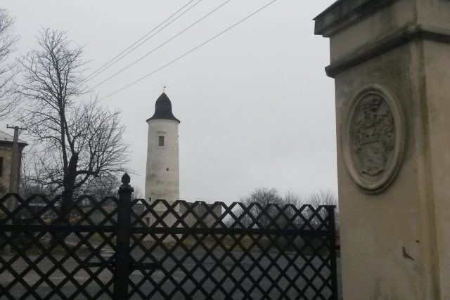 Historická brána v pozadí s Hláskou a zchátralým zámkem | foto: Romana Kubicová,  Český rozhlas