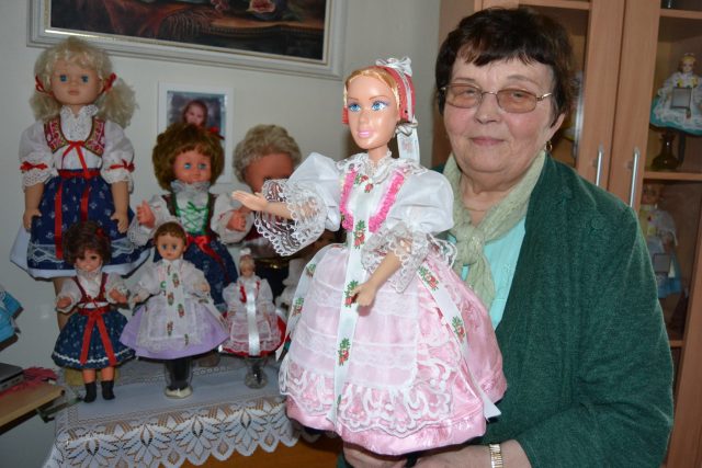 Paní Anička Bartoňová s panenkami | foto: Artur Kubica,  Český rozhlas