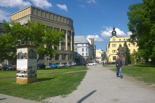 Zkratka,  kterou si vyšlapali lidé napříč trávníkem náměstí E. Beneše v centru Ostravy | foto: František Tichý,  Český rozhlas