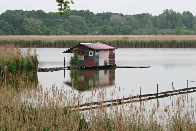 Jedna z rybářských chatek na hladině Heřmanického rybníka | foto: Petra Sasínová