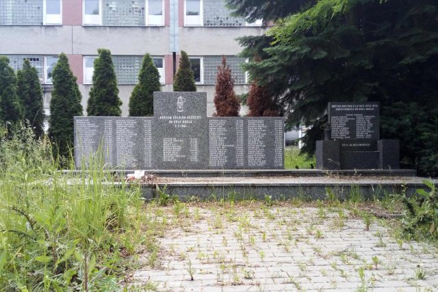 Památník připomínající tragickou smrt 108 horníků v areálu bývalého dolu Dukla | foto: Stanislav Janalík