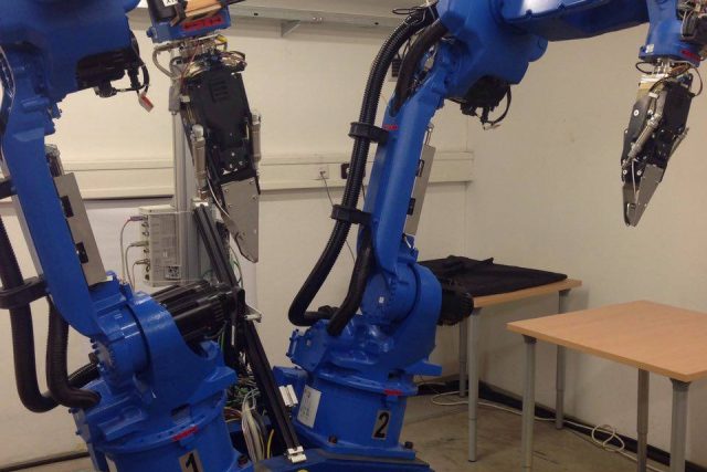 Na pražské ČVUT učí roboty podvolit se lidem. Tento robot dokáže perfektně skládat vyprané prádlo | foto: Hana Trojánková Biriczová,  Český rozhlas
