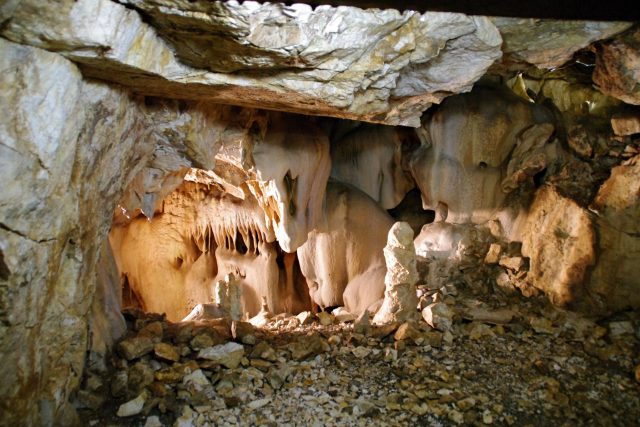 Výzdobu zdejších jeskyní tvoří krystalické vápence - mramory | foto: Miroslav Kobza,  Český rozhlas