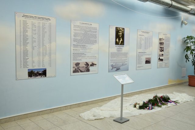 Panely věnované letcům a historii letiště Mošnov | foto: Michal Polášek