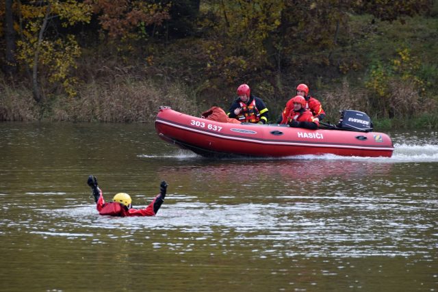 Novojičínští hasiči zachraňovaní pomocí nafukovacího člun s motorem | foto: Michal Polášek