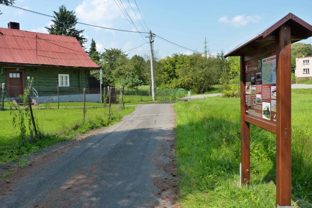 Jedno ze zastavení  (5. Dřevěnka) na červené trase naučné stezky | foto:  Obecní úřad Doubrava