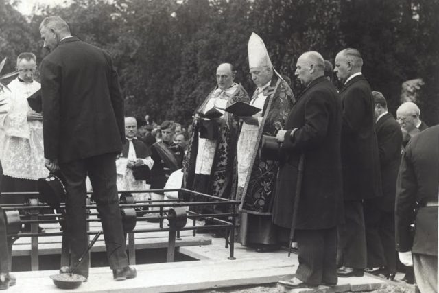 Franz Kamprath mluví při obřadu na vídeňském centrálním hřbitově,  v popředí s kloboukem prezident Rakouska Wilhelm Miklas - 5. 8. 1932 | foto:  Muzeum Novojičínska