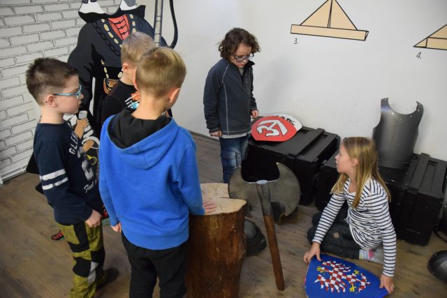 Děti hledají v expozici generála Laudona skryté kódy | foto: Michal Polášek
