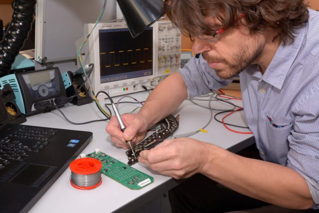 Technik vyrábí prototyp elektroniky do světlometu | foto:  Varroc Lightning Systems