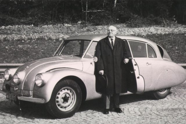 Legendární kopřivnický konstruktér Hans Ledwinka před „svou“ Tatrou 87 | foto: Archiv Technického muzea Tatra