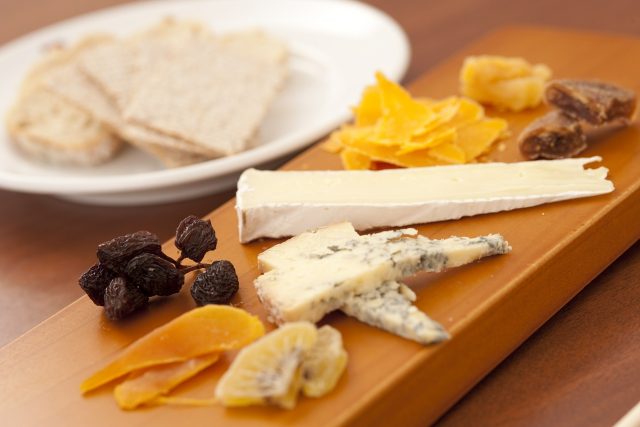 různé druhy sýrů | foto: CC0 Public domain