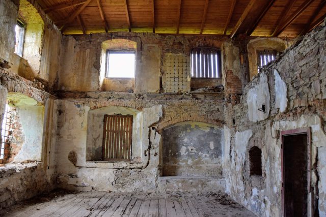 Propadlý strop v části refektáře kláštera | foto: Michal Polášek