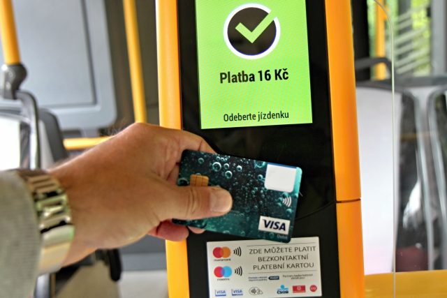 V nákupu jednotlivého jízdného v plzeňské MHD vedou bankovní karty | foto: Rostislav Duršpek