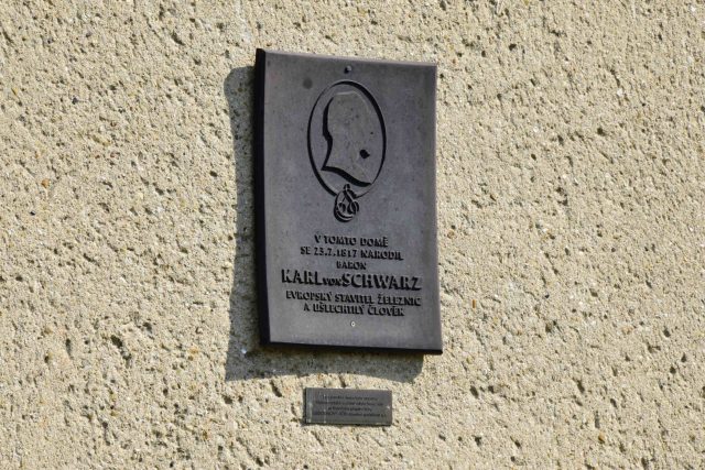 Pamětní deska Karla Schwarze na jeho rodném domě | foto: Michal Polášek