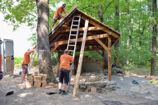 Nadšenci staví u Sedlnic repliku rozbořeného domku | foto: Michal Polášek
