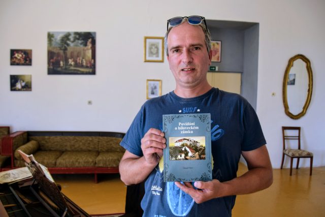 Eduard Valeš se svou knihou o bíloveckém zámku | foto: Michal Polášek