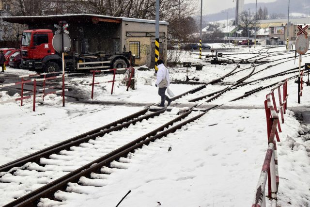 V přejezdu je výhybka,  která se musí přesunout | foto: Michal Polášek