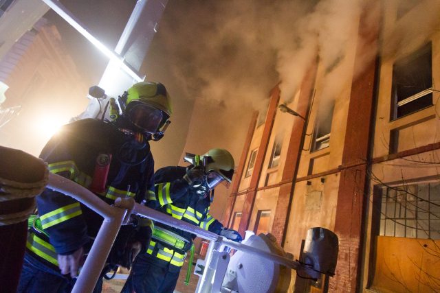 Hasiči u požáru budovy bývalé textilky Karnola Krnov | foto:  HZS Moravskoslezského kraje