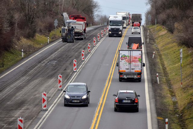 Řidiči budou 3 roky jezdit jen po polovině silnice | foto: Michal Polášek