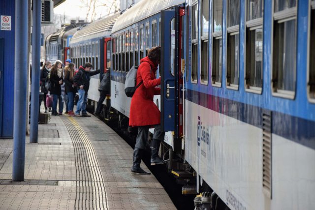 Lidé nastupují do osobního vlaku do Frenštátu pod Radhoštěm | foto: Michal Polášek