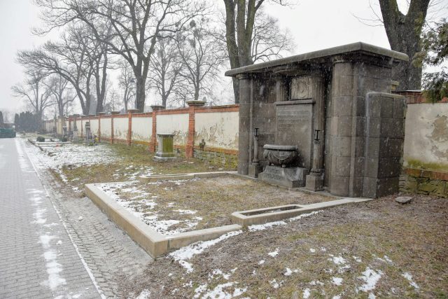 Už dříve opravená hrobka Weissů | foto: Michal Polášek