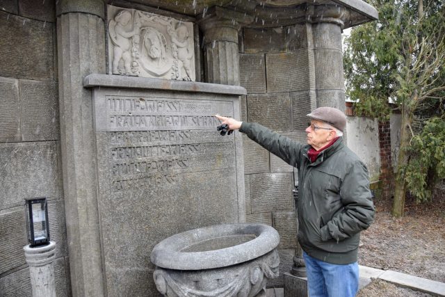 Pavel Wessely ukazuje na nápisy na opravené hrobce rodiny Weissů | foto: Michal Polášek
