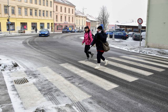 Nebezpečný přechod pro chodce - řidiči jedoucí z ulice Generála Hlaďo někdy chodce přehlédnou | foto: Michal Polášek