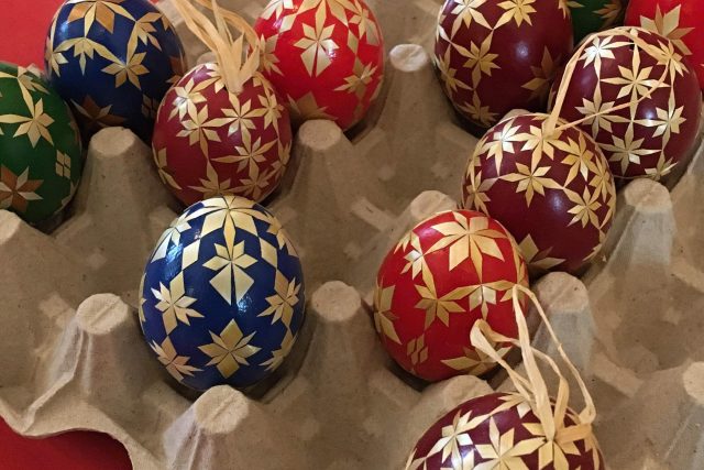 Velikonoční vajíčka zdobená slámou | foto: Artur Kubica,  Český rozhlas