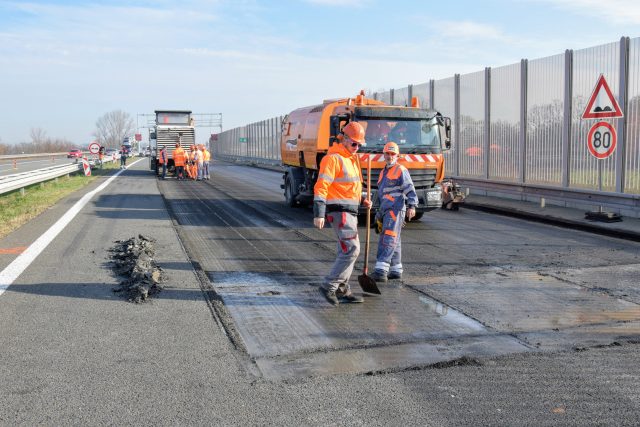 Fréza postupně odstraňuje starý zvlněný asfalt | foto: Michal Polášek