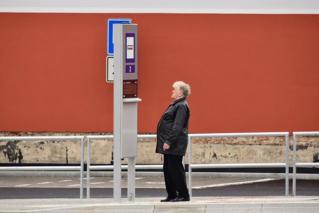 Lidé si prohlížejí nové autobusové nádraží v Bílovci | foto: Michal Polášek