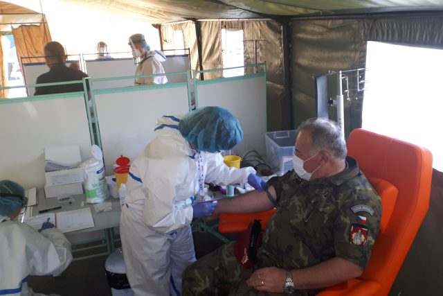 Testování na koronavirus ve vojenském stanu v Litovli | foto: Barbora Weinekötter,  Český rozhlas