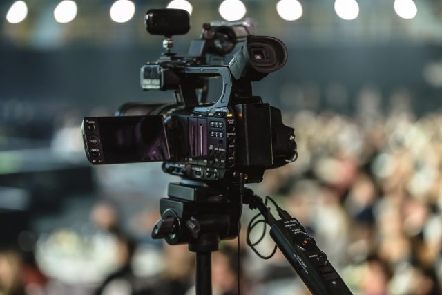 Média - televizní kamera | foto:   PhotoMIX Ltd.  ,  Pexels,  CC0 1.0