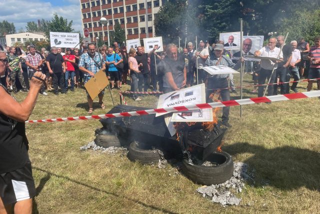 Lidé své emoce a několikaměsíční frustraci ven pustili alespoň při symbolickém loučení s hutí. Na černě natřených rakvích hořely názvy provozů,  které už v huti nefungují anebo se postupně utlumují. Mezi vysokou pecí nebo ocelárnou bychom našli i koksovnu. | foto: Natálie Flajžíková,  Český rozhlas