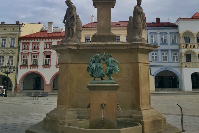 Plastika zdobí kašnu morového sloupu na Masarykově náměstí | foto: Petra Štrymplová,  Český rozhlas