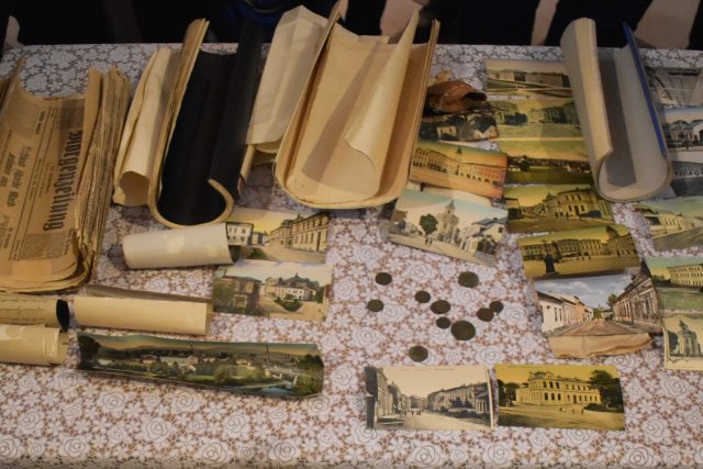 Obsah schránky ukryté v makovici kostela | foto: Město Frýdek-Místek