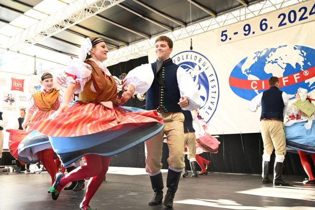 Soubor písní a tanců Jiskra z Plzně | foto: Archiv Plzeňská folklorní scéna,  z.s./MFF CIOFF PLZEŇ