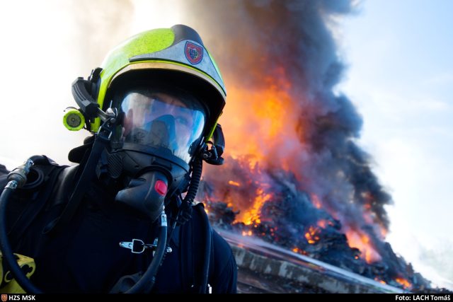 Požár autovrakoviště v Ostravě-Vítkovicích | foto: Tomáš Lach,  HZS Moravskoslezského kraje