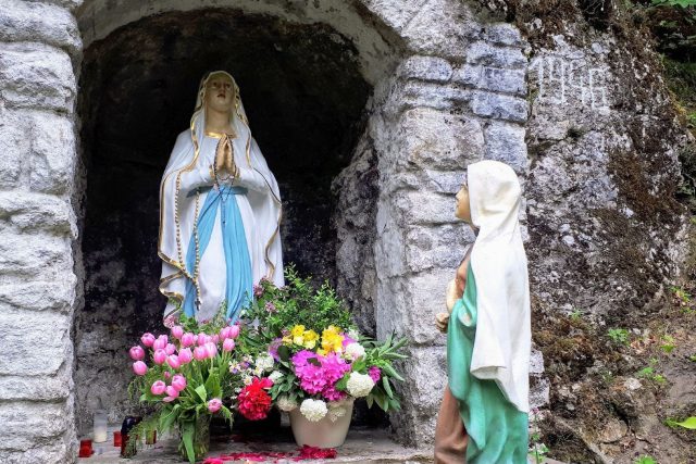 Myslíkovské Lurdy zdobí dvě sochy - Panna Maria a svatá Bernadeta | foto: Romana Kubicová,  Český rozhlas